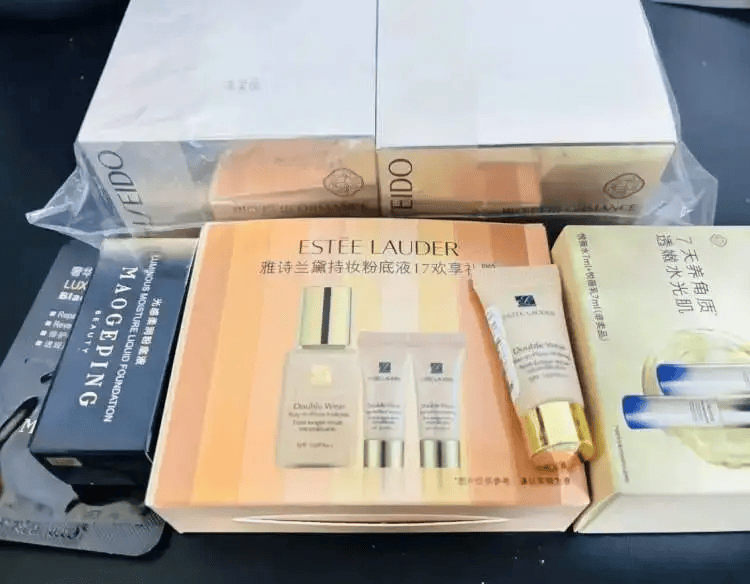 排疯了！有人凌晨2点带着板凳来蹲守OG真人平台突然爆火！上海这里又