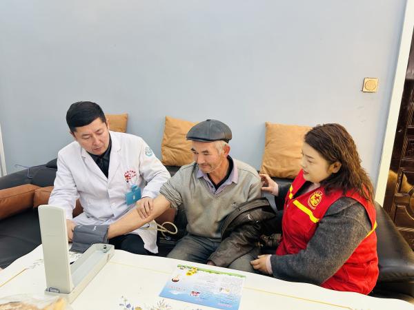 义诊行 温暖入人心OG真人平台冬日(图2)