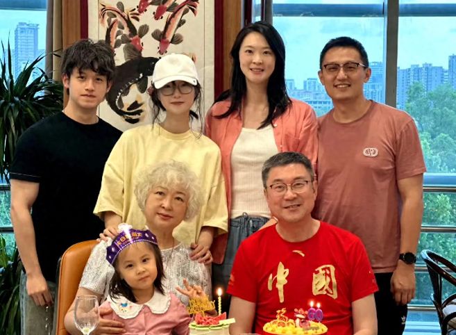 亲满头白发小年糕黑因为没擦防晒霜！OG真人平台母亲节惠若琪晒全家福母(图2)