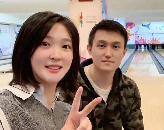 亲满头白发小年糕黑因为没擦防晒霜！OG真人平台母亲节惠若琪晒全家福母(图1)